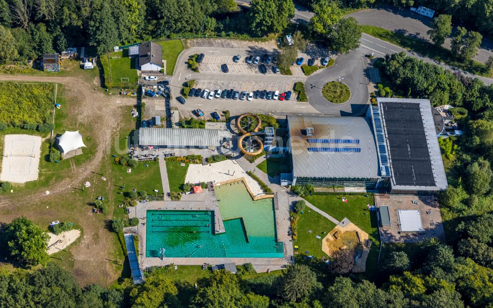 Ennepetal aus der Vogelperspektive: Schwimmbecken des Freibades Platsch mit Umbau und Sanierungsarbeiten an der Mittelstraße in Ennepetal im Bundesland Nordrhein-Westfalen - NRW, Deutschland