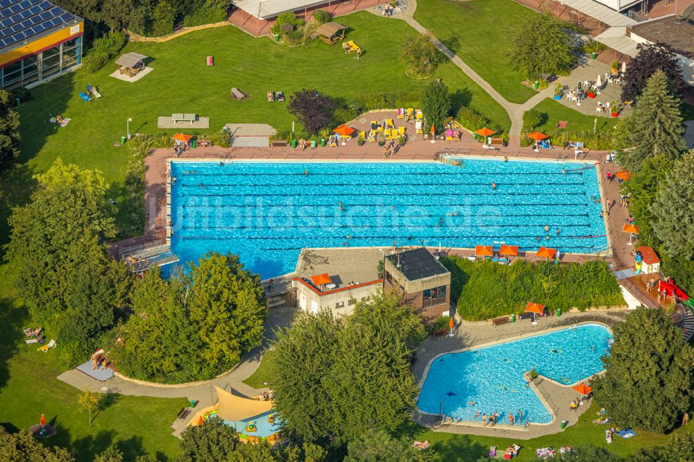 Luftaufnahme Beckum - Schwimmbecken des Freibades am Praterweg in Beckum im Bundesland Nordrhein-Westfalen, Deutschland