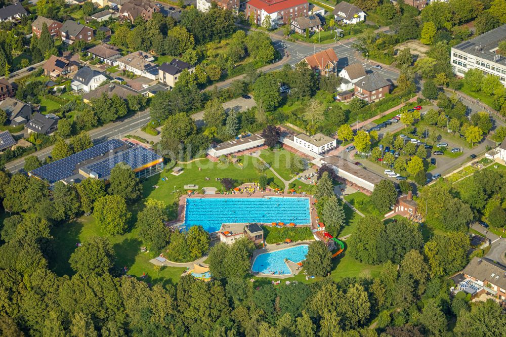 Beckum von oben - Schwimmbecken des Freibades am Praterweg in Beckum im Bundesland Nordrhein-Westfalen, Deutschland