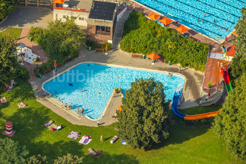 Beckum aus der Vogelperspektive: Schwimmbecken des Freibades am Praterweg in Beckum im Bundesland Nordrhein-Westfalen, Deutschland