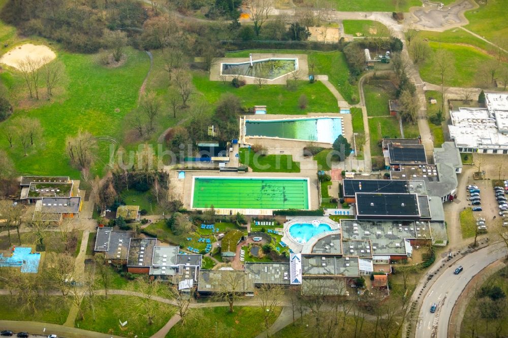 Gelsenkirchen aus der Vogelperspektive: Schwimmbecken des Freibades am Revierpark Nienhausen in Gelsenkirchen im Bundesland Nordrhein-Westfalen