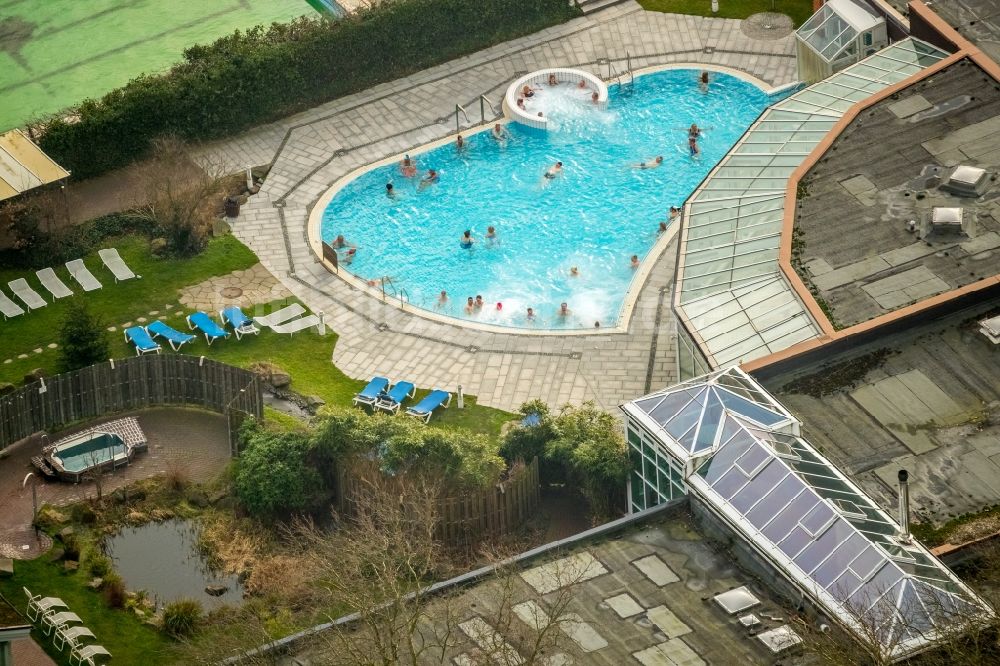 Luftbild Gelsenkirchen - Schwimmbecken des Freibades am Revierpark Nienhausen in Gelsenkirchen im Bundesland Nordrhein-Westfalen