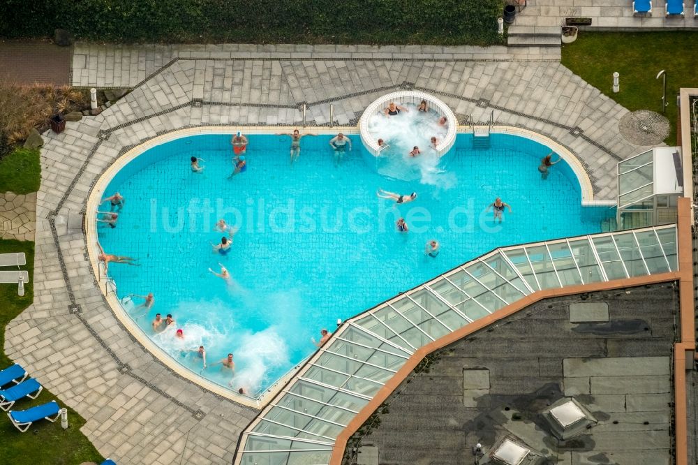 Luftaufnahme Gelsenkirchen - Schwimmbecken des Freibades am Revierpark Nienhausen in Gelsenkirchen im Bundesland Nordrhein-Westfalen