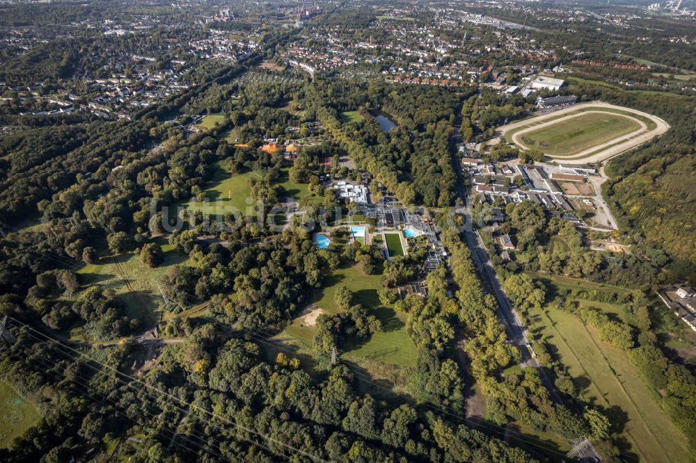 Gelsenkirchen von oben - Schwimmbecken des Freibades am Revierpark Nienhausen in Gelsenkirchen im Bundesland Nordrhein-Westfalen