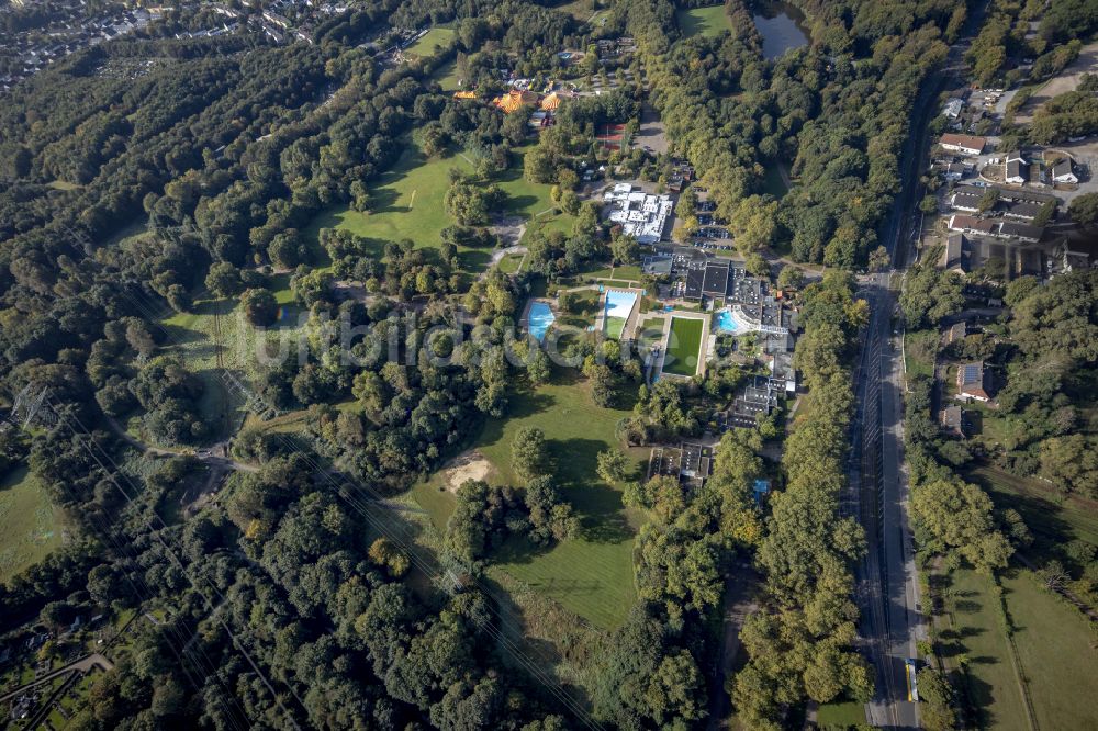 Gelsenkirchen aus der Vogelperspektive: Schwimmbecken des Freibades am Revierpark Nienhausen in Gelsenkirchen im Bundesland Nordrhein-Westfalen