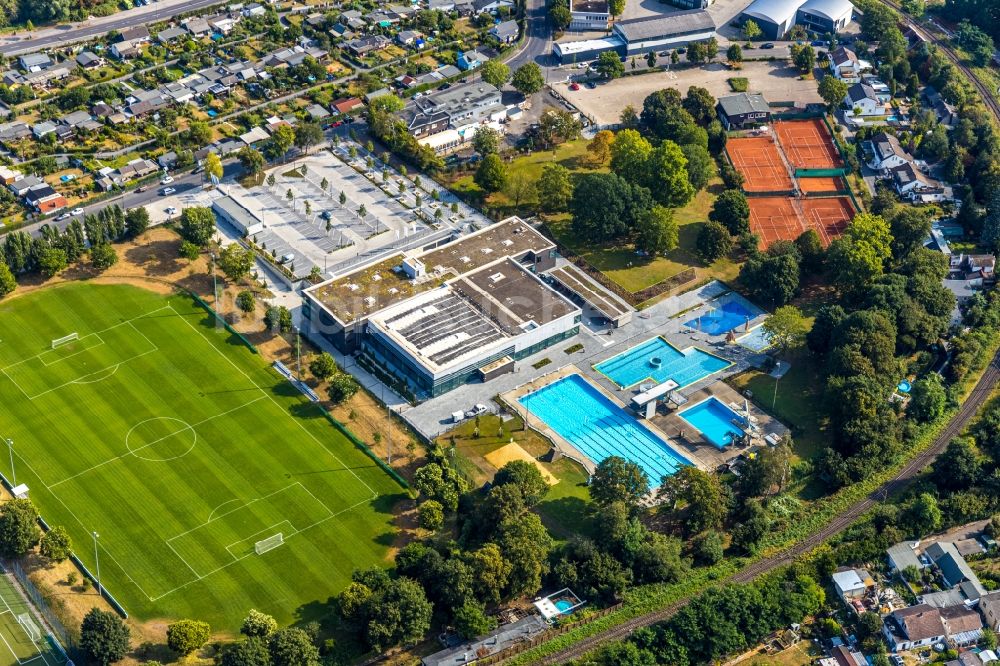 Luftaufnahme Düsseldorf - Schwimmbecken des Freibades Rheinbad in Düsseldorf im Bundesland Nordrhein-Westfalen, Deutschland