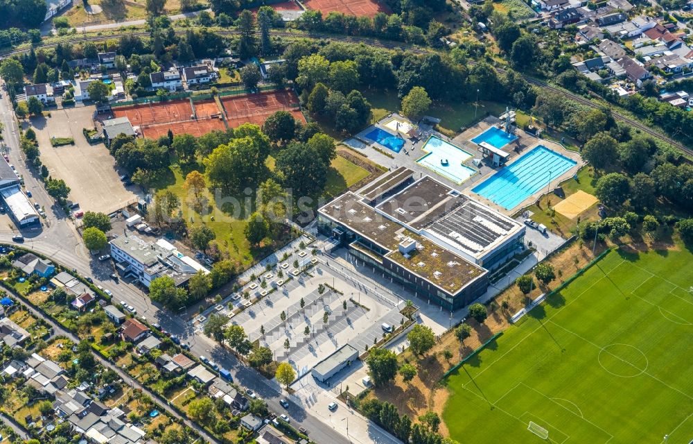 Düsseldorf aus der Vogelperspektive: Schwimmbecken des Freibades Rheinbad in Düsseldorf im Bundesland Nordrhein-Westfalen, Deutschland