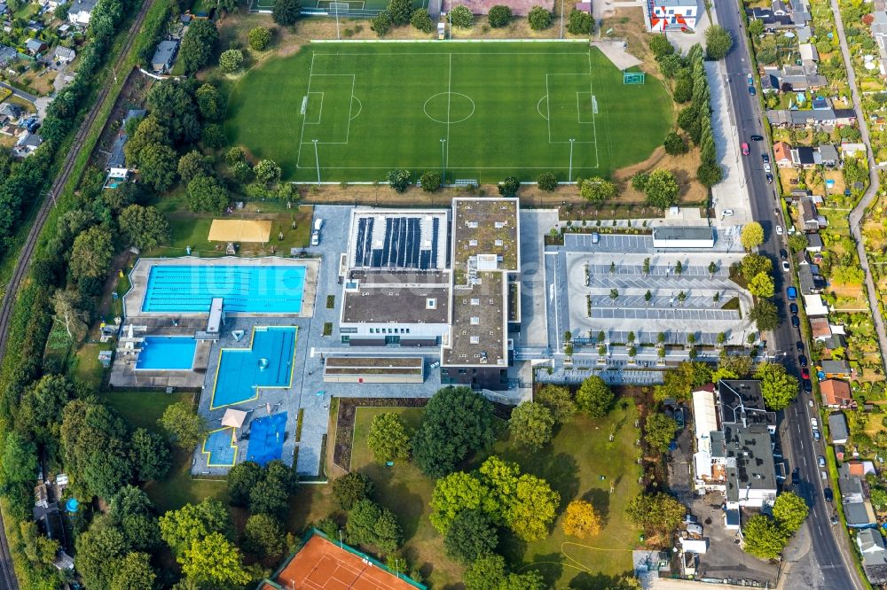 Düsseldorf von oben - Schwimmbecken des Freibades Rheinbad in Düsseldorf im Bundesland Nordrhein-Westfalen, Deutschland