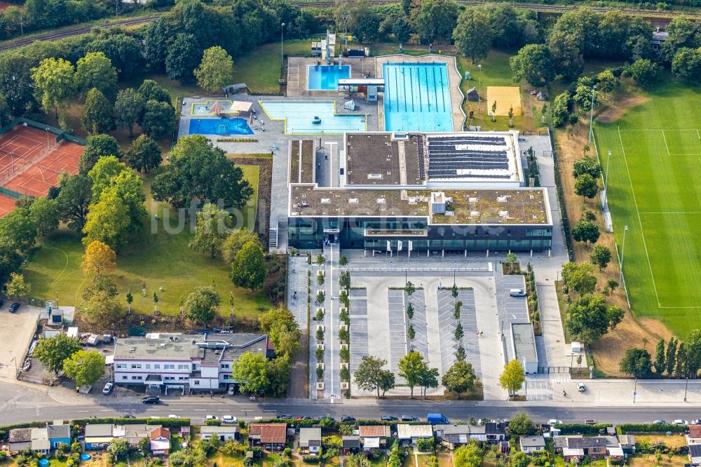 Düsseldorf aus der Vogelperspektive: Schwimmbecken des Freibades Rheinbad in Düsseldorf im Bundesland Nordrhein-Westfalen, Deutschland