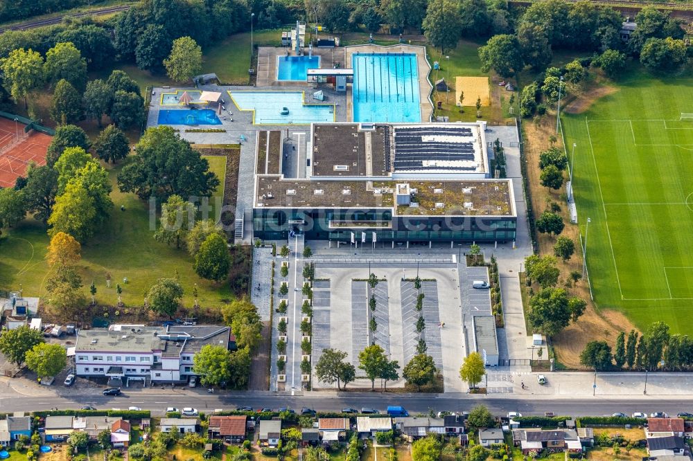 Luftbild Düsseldorf - Schwimmbecken des Freibades Rheinbad in Düsseldorf im Bundesland Nordrhein-Westfalen, Deutschland