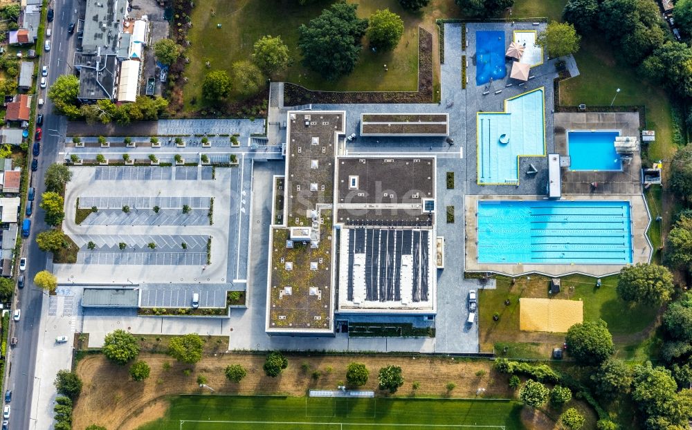 Luftaufnahme Düsseldorf - Schwimmbecken des Freibades Rheinbad in Düsseldorf im Bundesland Nordrhein-Westfalen, Deutschland