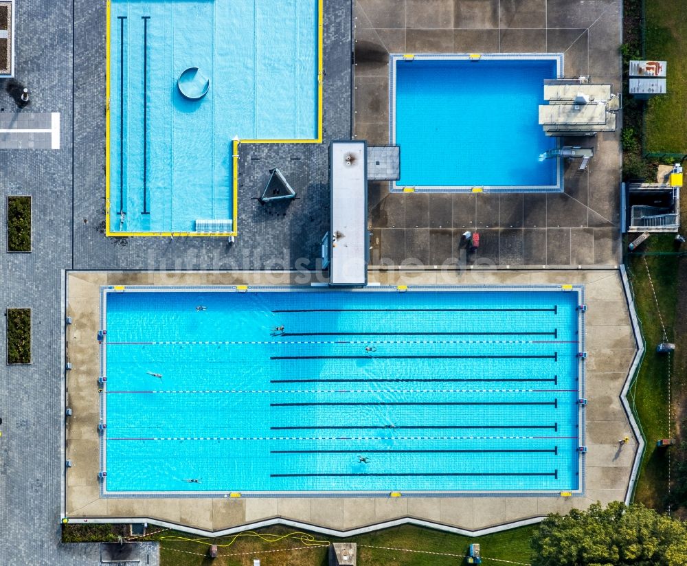 Düsseldorf von oben - Schwimmbecken des Freibades Rheinbad in Düsseldorf im Bundesland Nordrhein-Westfalen, Deutschland