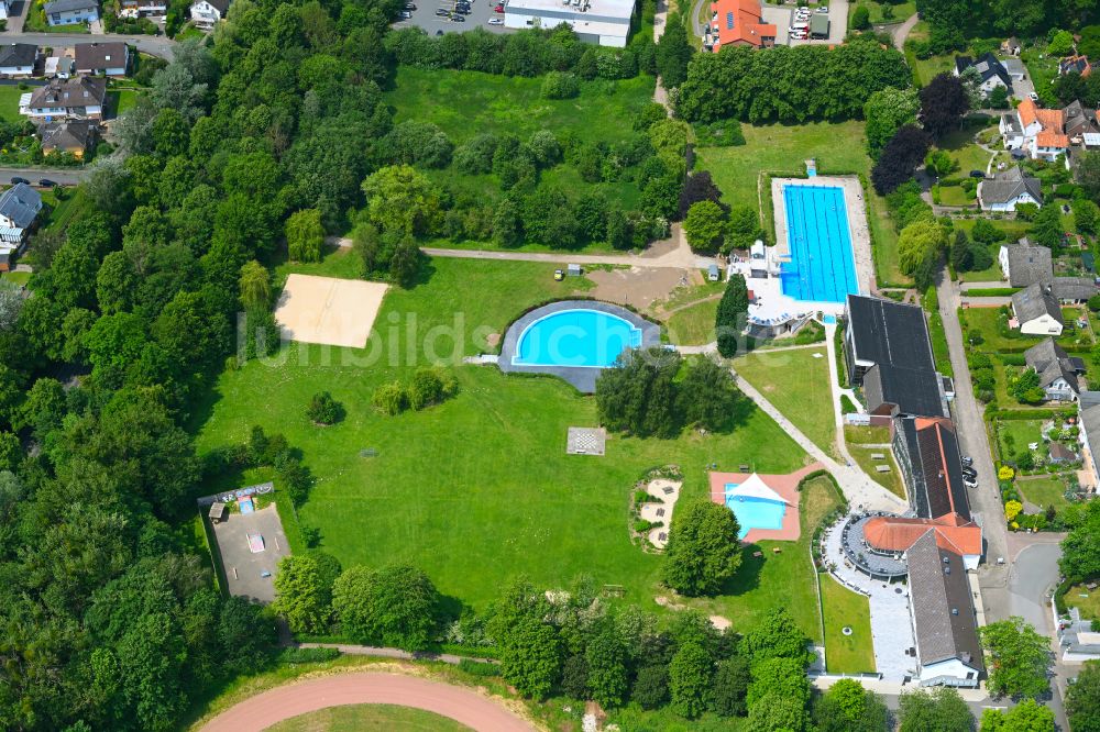 Bad Münder am Deister aus der Vogelperspektive: Schwimmbecken des Freibades Rohmelbad in Bad Münder am Deister im Bundesland Niedersachsen, Deutschland