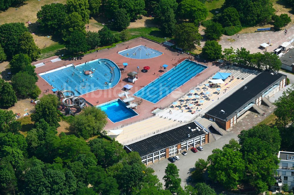 Berlin aus der Vogelperspektive: Schwimmbecken des Freibades Am Schlosspark im Ortsteil Pankow in Berlin, Deutschland