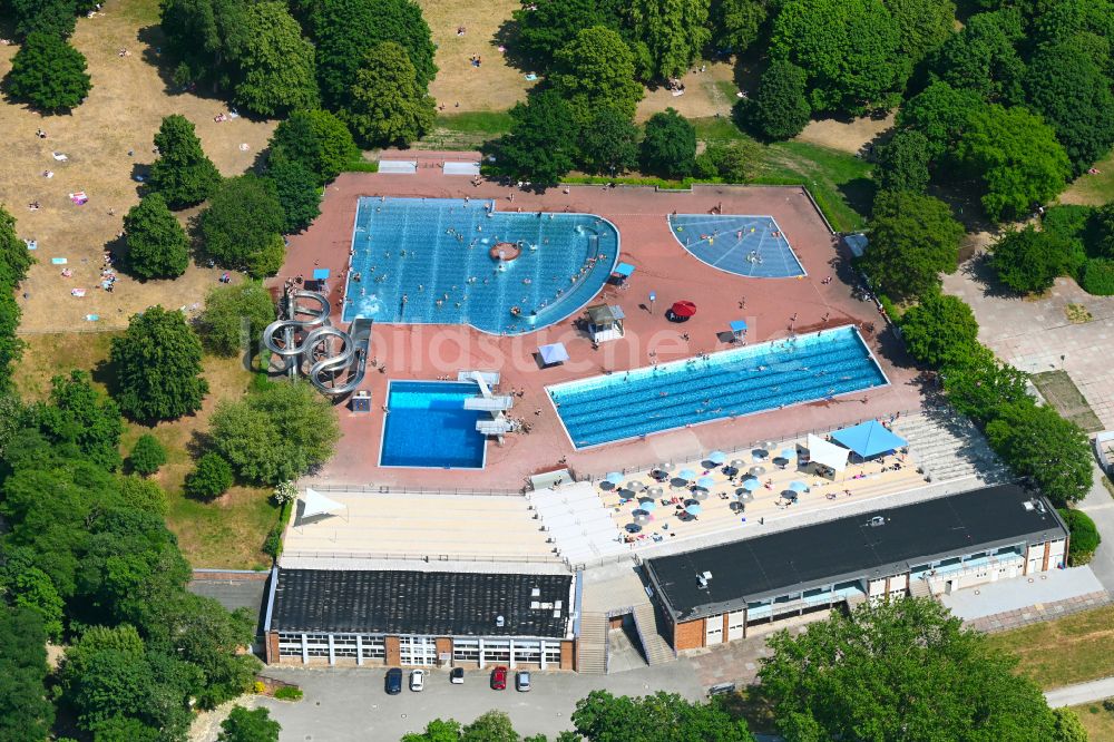 Luftbild Berlin - Schwimmbecken des Freibades Am Schlosspark im Ortsteil Pankow in Berlin, Deutschland