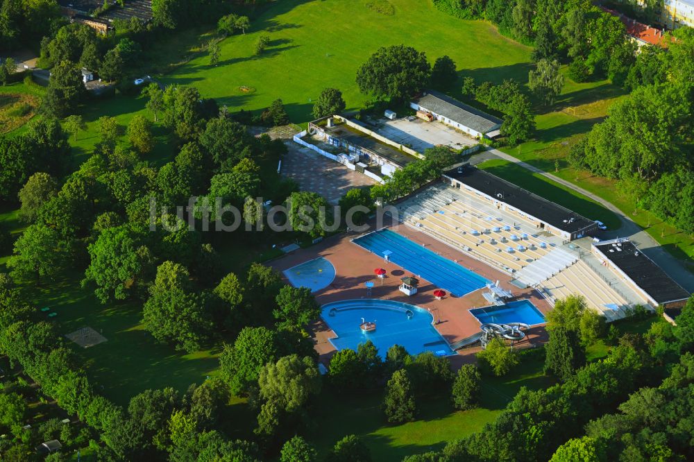 Berlin von oben - Schwimmbecken des Freibades Am Schlosspark im Ortsteil Pankow in Berlin, Deutschland