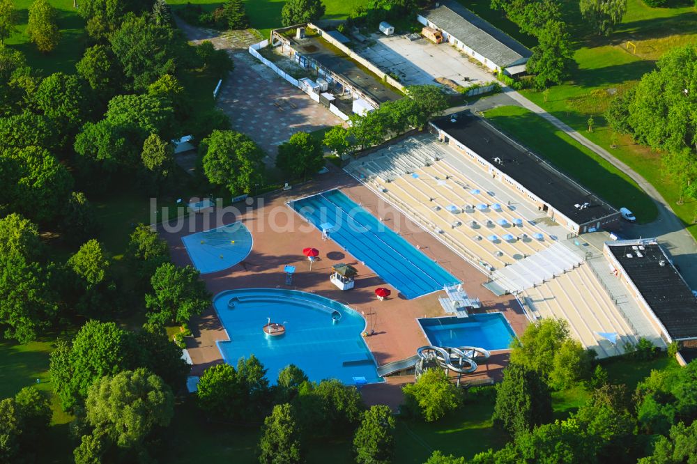 Luftbild Berlin - Schwimmbecken des Freibades Am Schlosspark im Ortsteil Pankow in Berlin, Deutschland