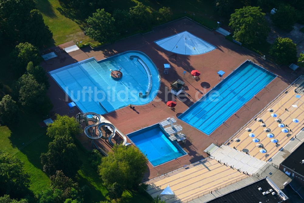 Luftaufnahme Berlin - Schwimmbecken des Freibades Am Schlosspark im Ortsteil Pankow in Berlin, Deutschland