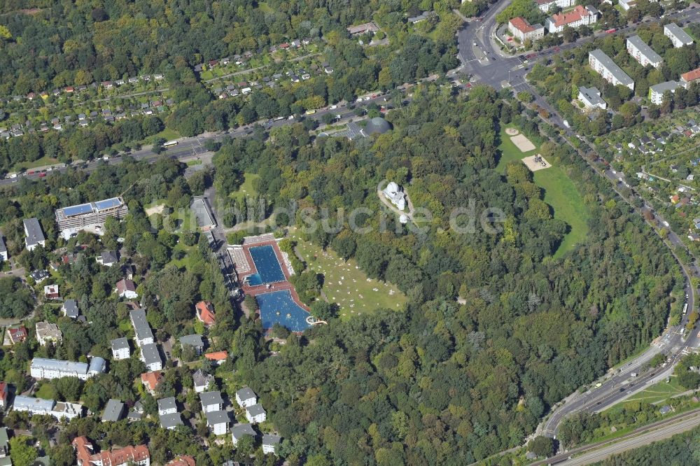 Luftbild Berlin - Schwimmbecken des Freibades Sommerbad am Insulaner in Berlin