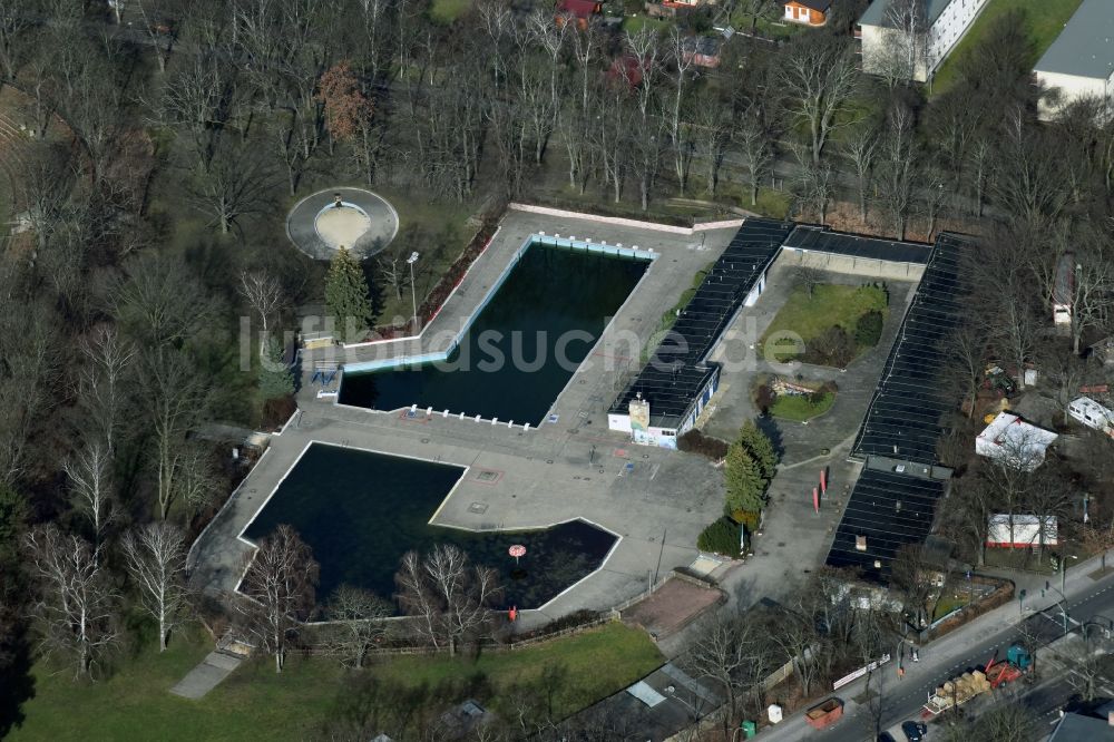 Luftaufnahme Berlin - Schwimmbecken des Freibades Sommerbad Mariendorf der Berliner Bäderbetriebe in Berlin