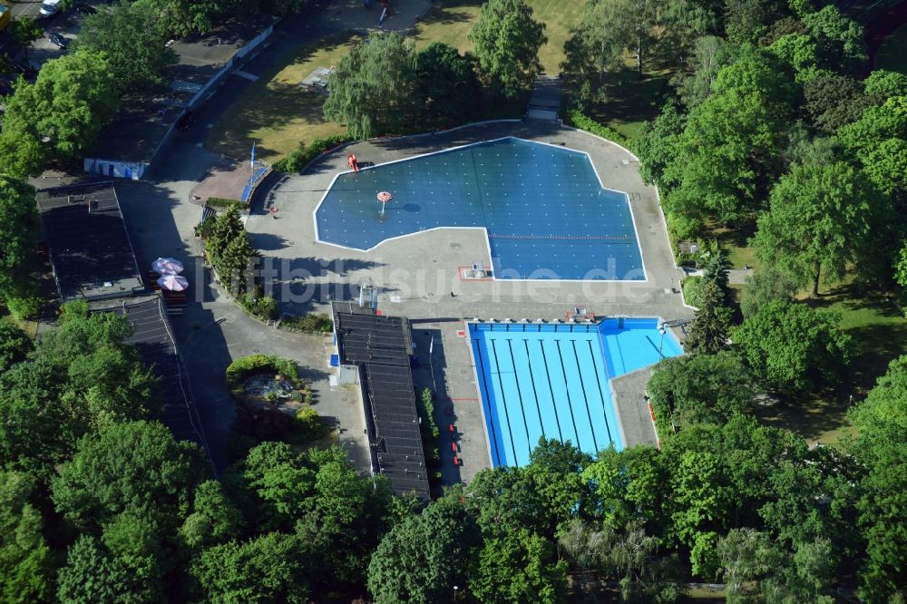 Luftaufnahme Berlin - Schwimmbecken des Freibades Sommerbad Mariendorf an der Rixdorfer Straße in Berlin, Deutschland