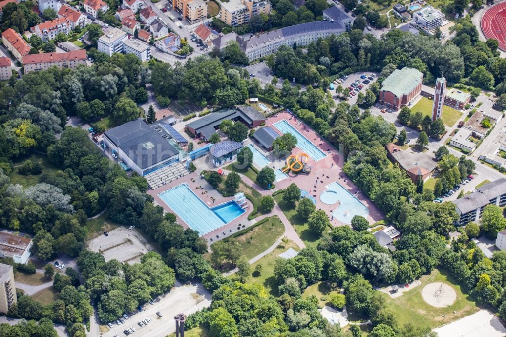 Luftbild Landshut - Schwimmbecken des Freibades Stadtbad an der Dammstraße in Landshut im Bundesland Bayern, Deutschland