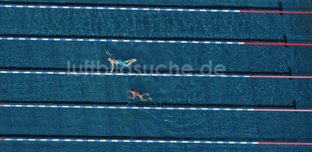 Nauen aus der Vogelperspektive: Schwimmbecken des Freibades Stadtbad an der Karl-Thon-Straße in Nauen im Bundesland Brandenburg