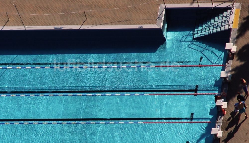 Luftaufnahme Nauen - Schwimmbecken des Freibades Stadtbad an der Karl-Thon-Straße in Nauen im Bundesland Brandenburg