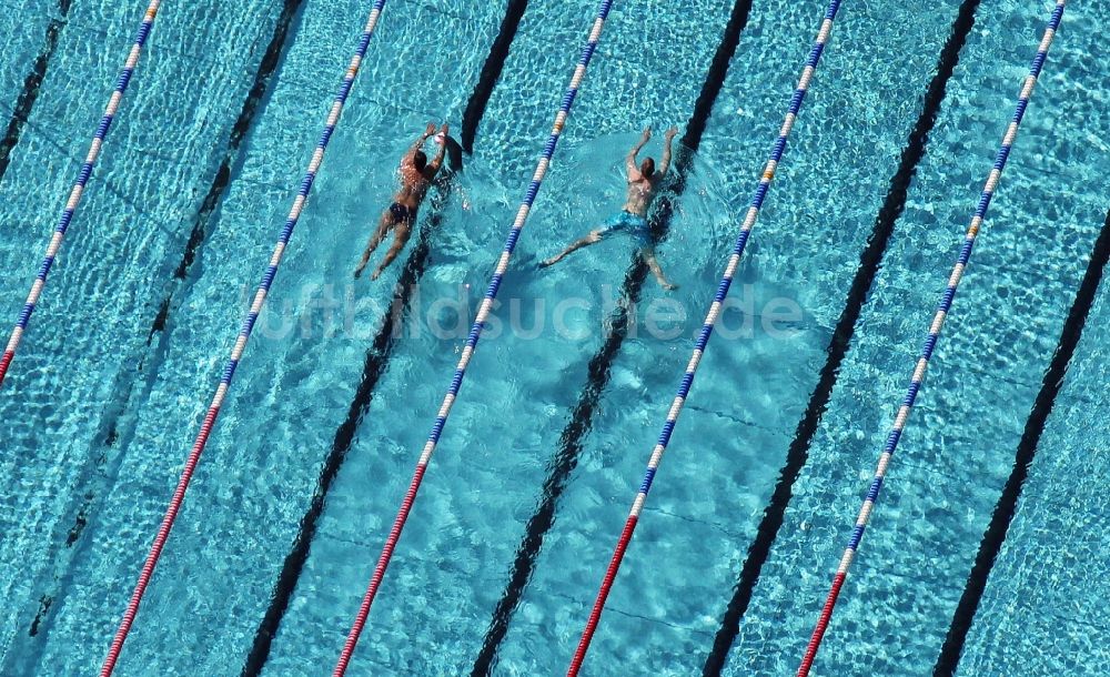 Nauen von oben - Schwimmbecken des Freibades Stadtbad Karl-Thon-Straße in Nauen im Bundesland Brandenburg