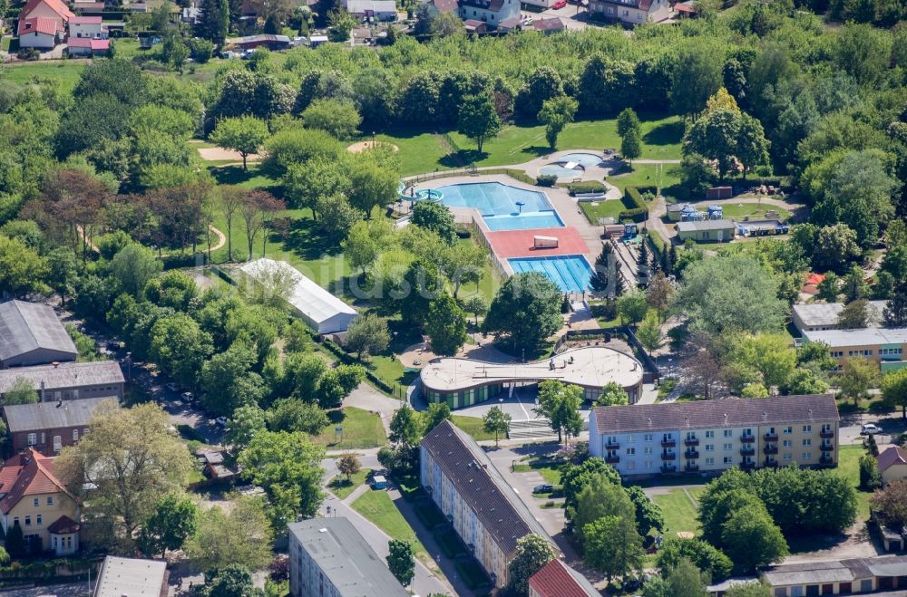 Nauen aus der Vogelperspektive: Schwimmbecken des Freibades Stadtbad Karl-Thon-Straße in Nauen im Bundesland Brandenburg