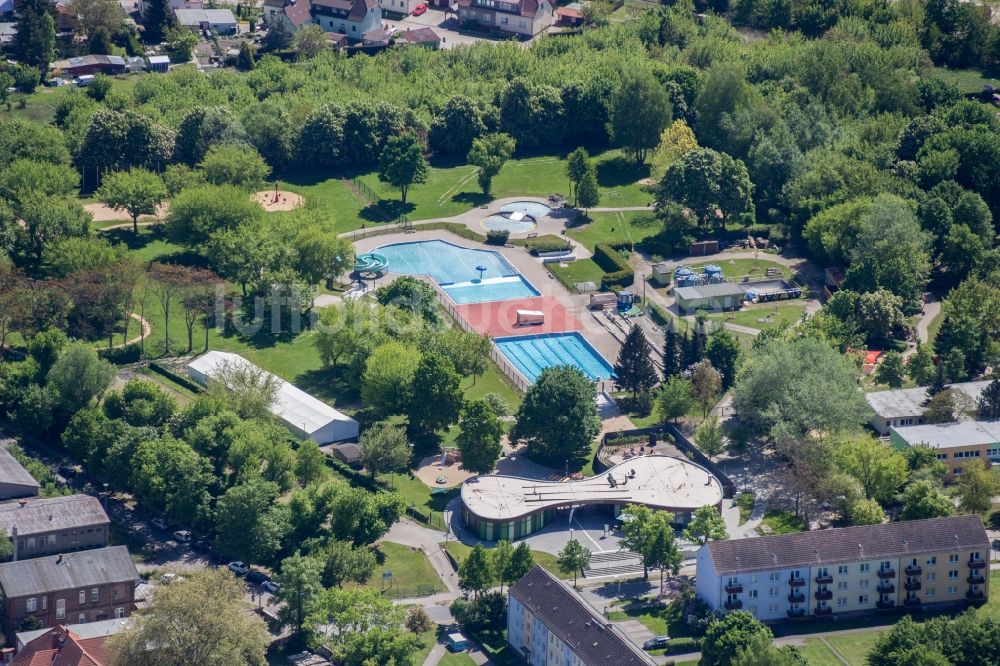 Luftbild Nauen - Schwimmbecken des Freibades Stadtbad Karl-Thon-Straße in Nauen im Bundesland Brandenburg