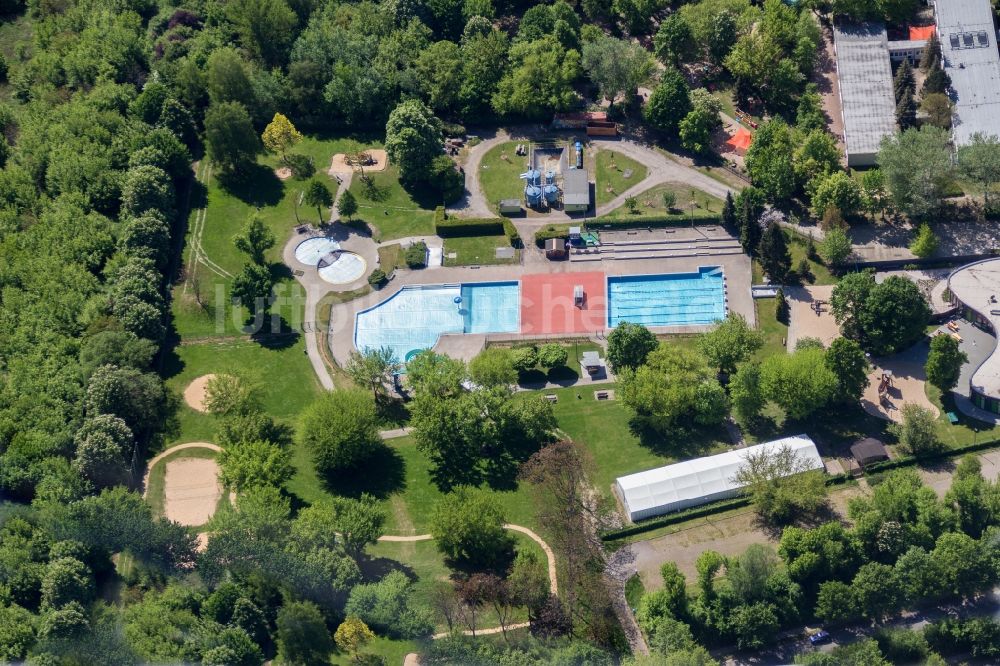 Nauen von oben - Schwimmbecken des Freibades Stadtbad Karl-Thon-Straße in Nauen im Bundesland Brandenburg