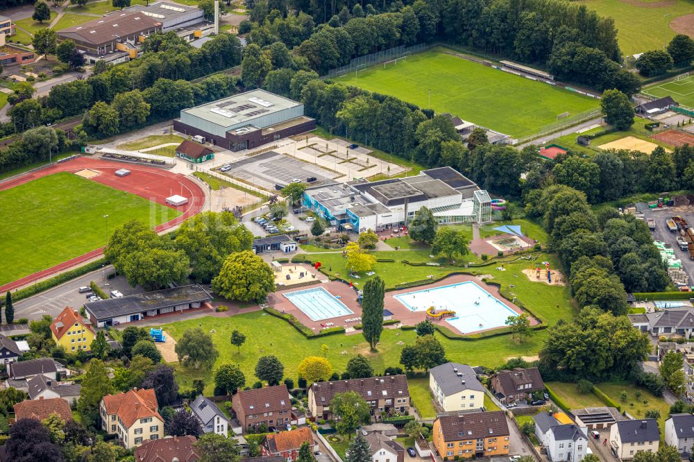 Luftbild Werl - Schwimmbecken des Freibades der B B G Städt. Bäder- und Beteiligungs- GmbH im Ortsteil Westönnen in Werl im Bundesland Nordrhein-Westfalen, Deutschland