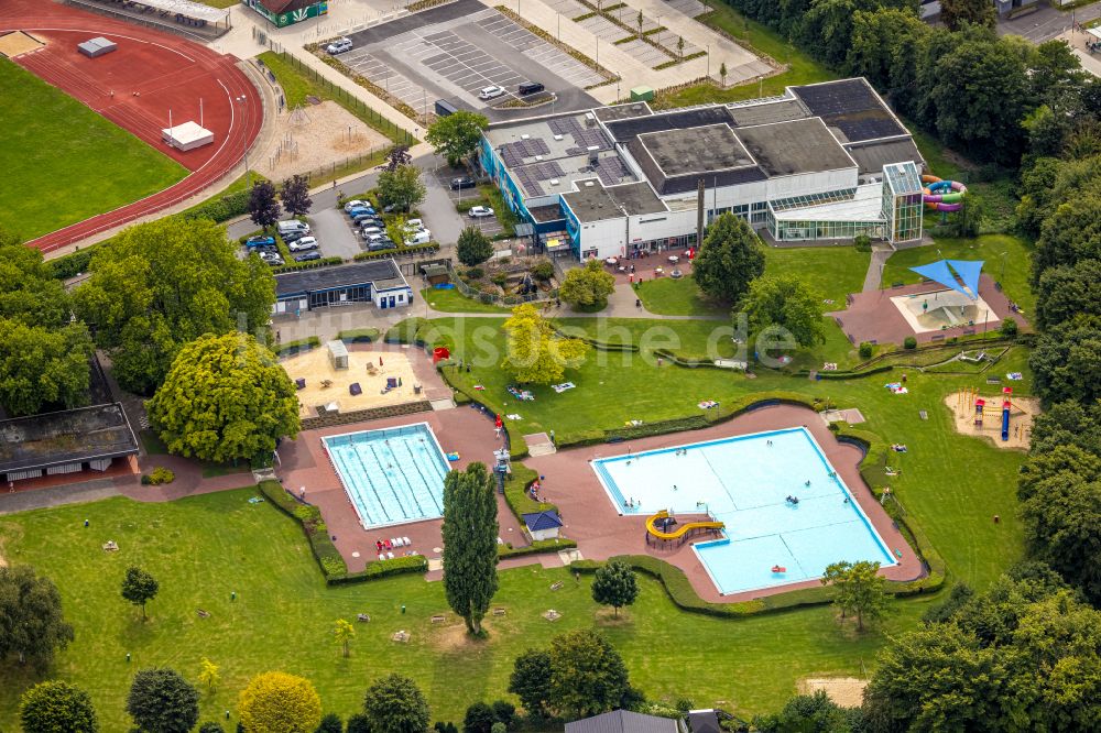 Luftaufnahme Werl - Schwimmbecken des Freibades der B B G Städt. Bäder- und Beteiligungs- GmbH im Ortsteil Westönnen in Werl im Bundesland Nordrhein-Westfalen, Deutschland