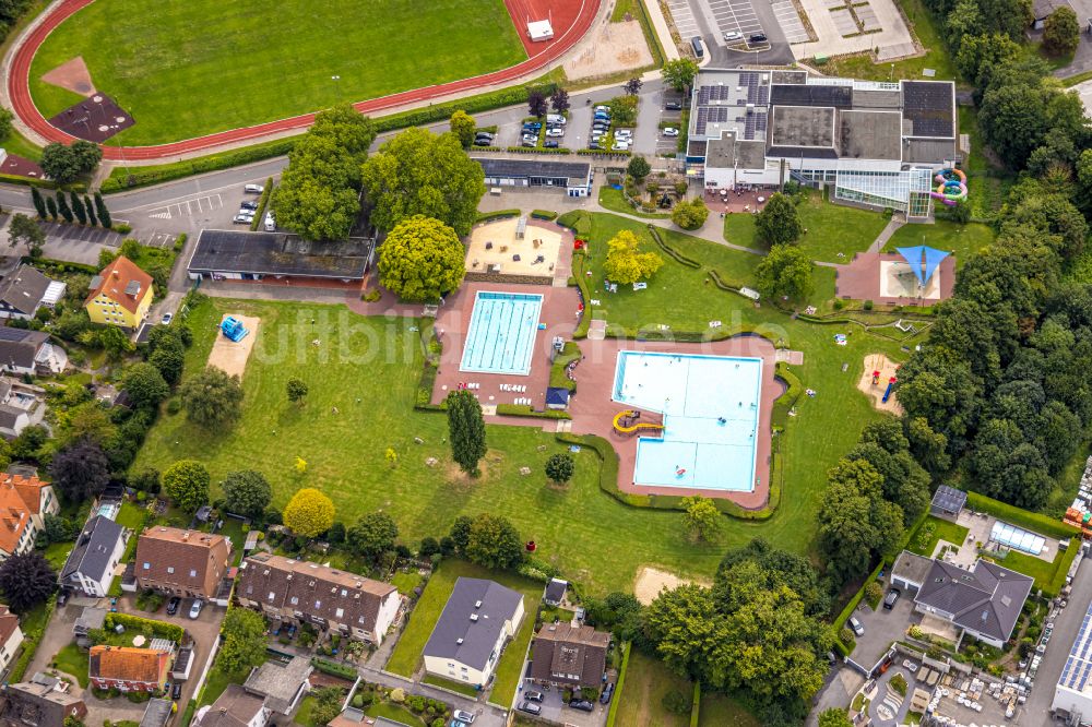 Werl von oben - Schwimmbecken des Freibades der B B G Städt. Bäder- und Beteiligungs- GmbH im Ortsteil Westönnen in Werl im Bundesland Nordrhein-Westfalen, Deutschland