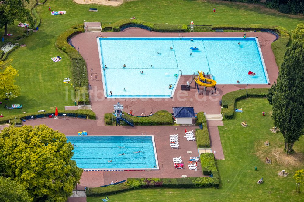 Luftaufnahme Werl - Schwimmbecken des Freibades der B B G Städt. Bäder- und Beteiligungs- GmbH im Ortsteil Westönnen in Werl im Bundesland Nordrhein-Westfalen, Deutschland