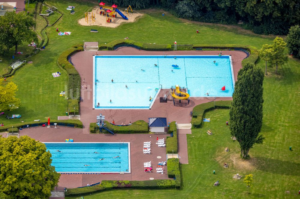 Werl von oben - Schwimmbecken des Freibades der B B G Städt. Bäder- und Beteiligungs- GmbH im Ortsteil Westönnen in Werl im Bundesland Nordrhein-Westfalen, Deutschland