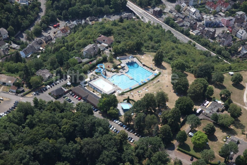 Luftaufnahme Lahnstein - Schwimmbecken des Freibades Städtisches Freibad Lahnstein in Lahnstein im Bundesland Rheinland-Pfalz, Deutschland