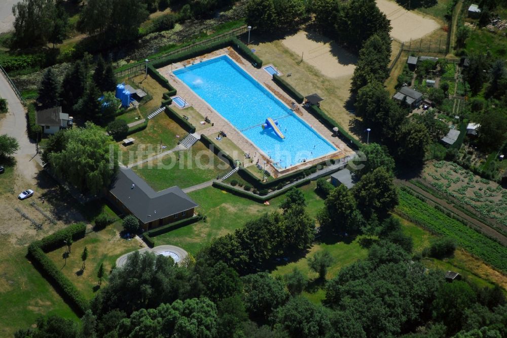 Beelitz aus der Vogelperspektive: Schwimmbecken des Freibades am Steinhorst in Beelitz im Bundesland Brandenburg, Deutschland