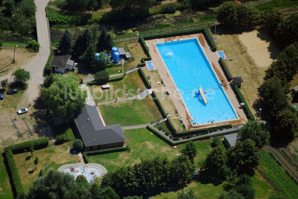 Luftaufnahme Beelitz - Schwimmbecken des Freibades am Steinhorst in Beelitz im Bundesland Brandenburg, Deutschland