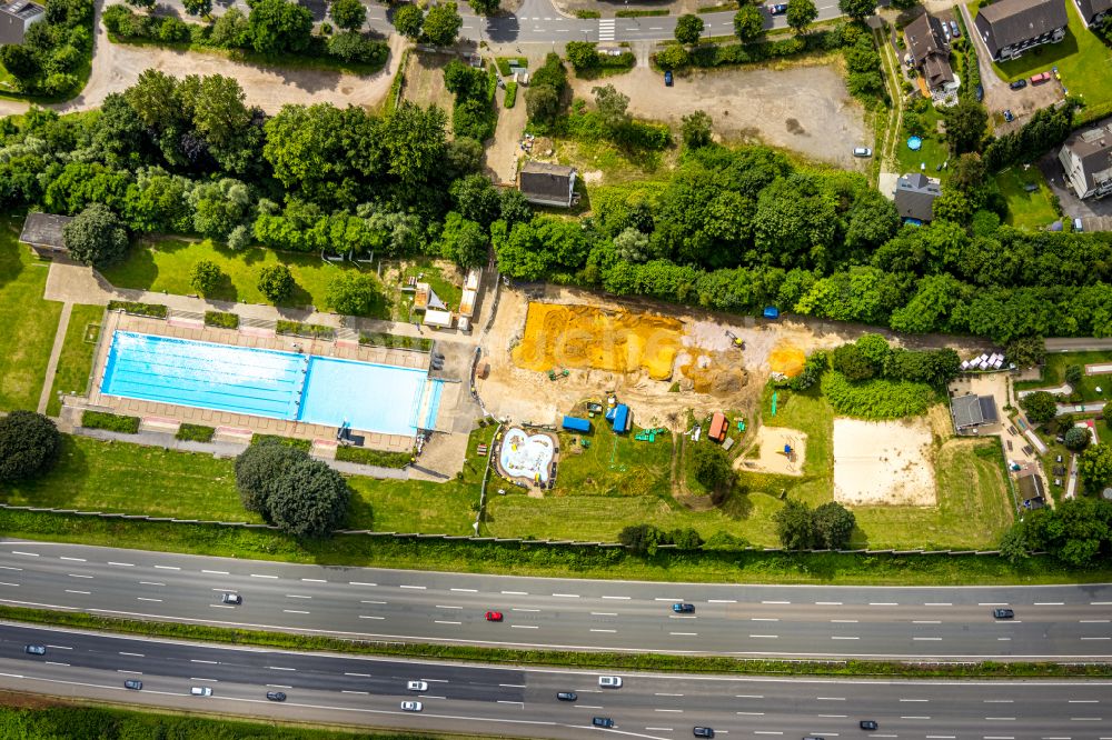 Bottrop von oben - Schwimmbecken des Freibades Stenkhoff-Bad an der Stenkhoffstraße in Bottrop im Bundesland Nordrhein-Westfalen, Deutschland