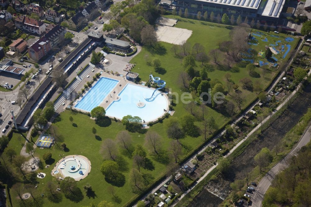 Freiburg im Breisgau aus der Vogelperspektive: Schwimmbecken des Freibades Strandbad in Freiburg im Breisgau im Bundesland Baden-Württemberg