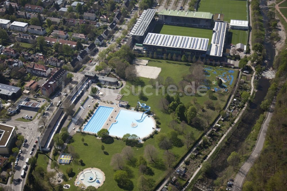 Luftbild Freiburg im Breisgau - Schwimmbecken des Freibades Strandbad in Freiburg im Breisgau im Bundesland Baden-Württemberg