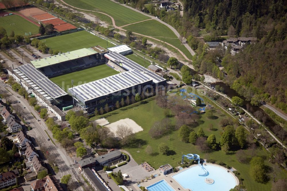 Luftaufnahme Freiburg im Breisgau - Schwimmbecken des Freibades Strandbad in Freiburg im Breisgau im Bundesland Baden-Württemberg