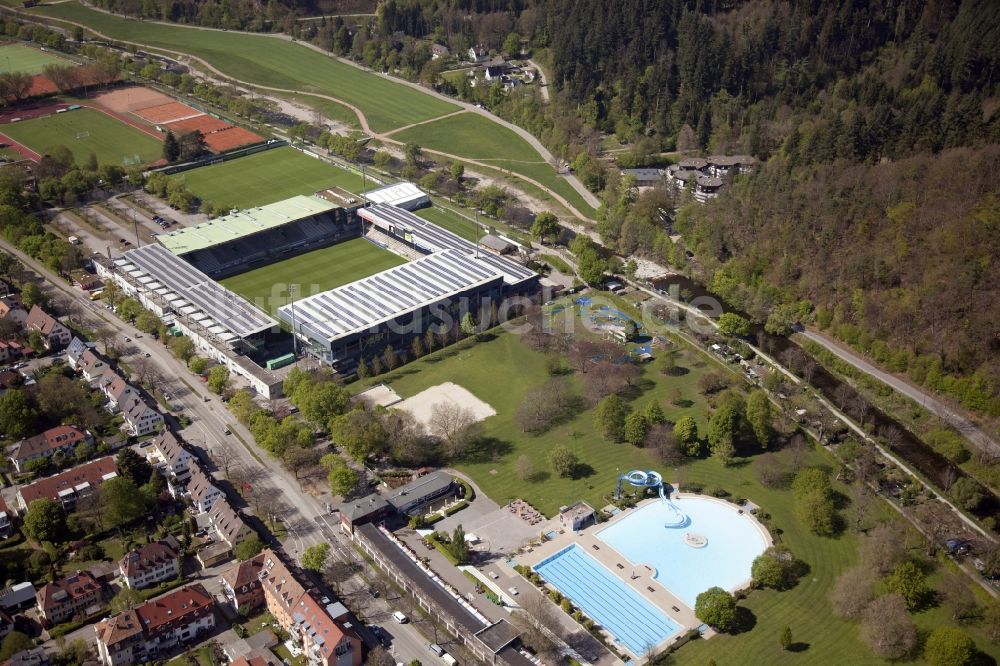 Freiburg im Breisgau von oben - Schwimmbecken des Freibades Strandbad in Freiburg im Breisgau im Bundesland Baden-Württemberg