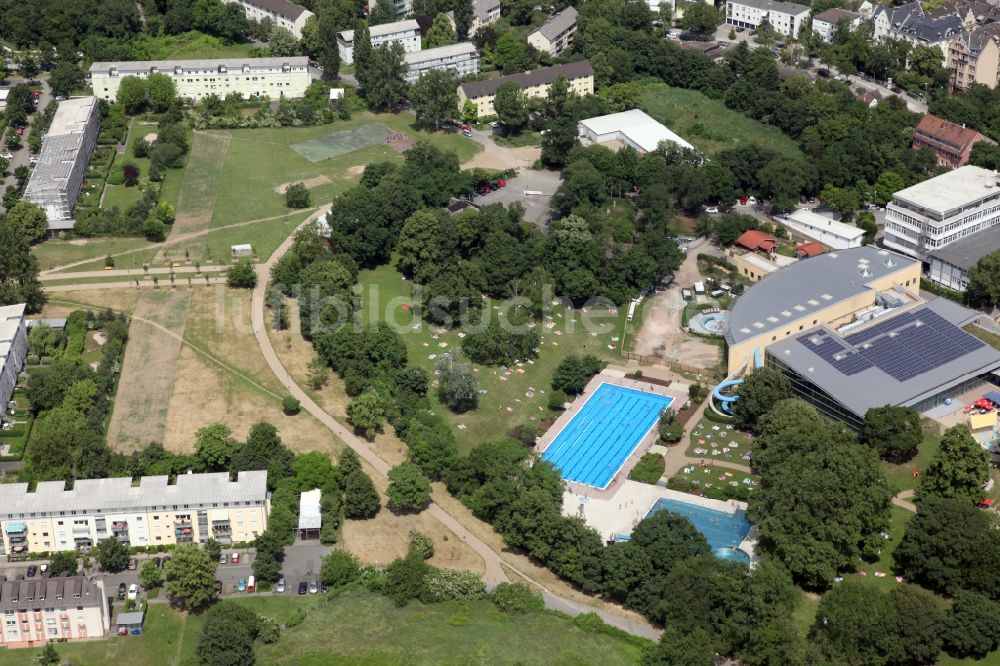 Mainz aus der Vogelperspektive: Schwimmbecken des Freibades Taubertsbergbad im Stadtteil Hartenberg-Münchfeld in Mainz im Bundesland Rheinland-Pfalz, Deutschland