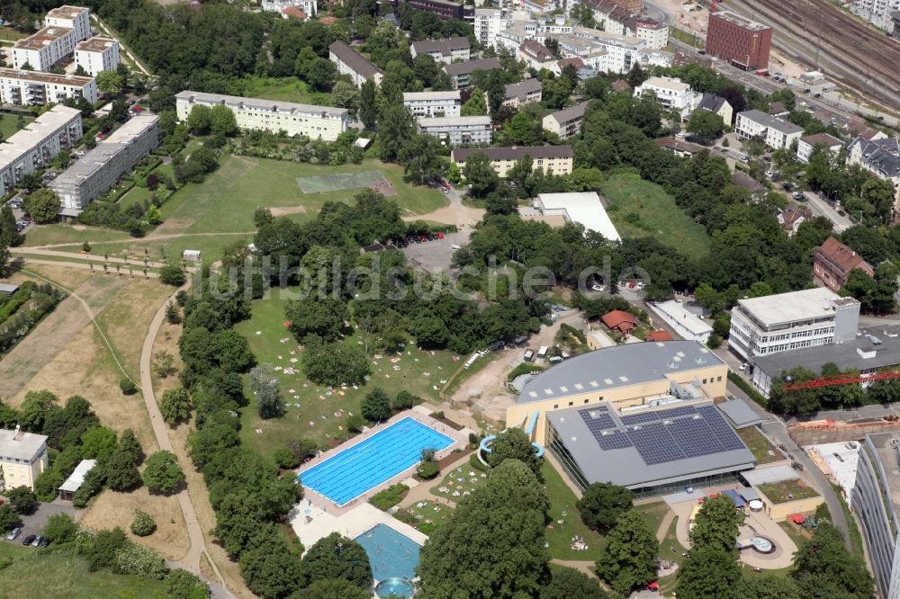 Luftaufnahme Mainz - Schwimmbecken des Freibades Taubertsbergbad im Stadtteil Hartenberg-Münchfeld in Mainz im Bundesland Rheinland-Pfalz, Deutschland