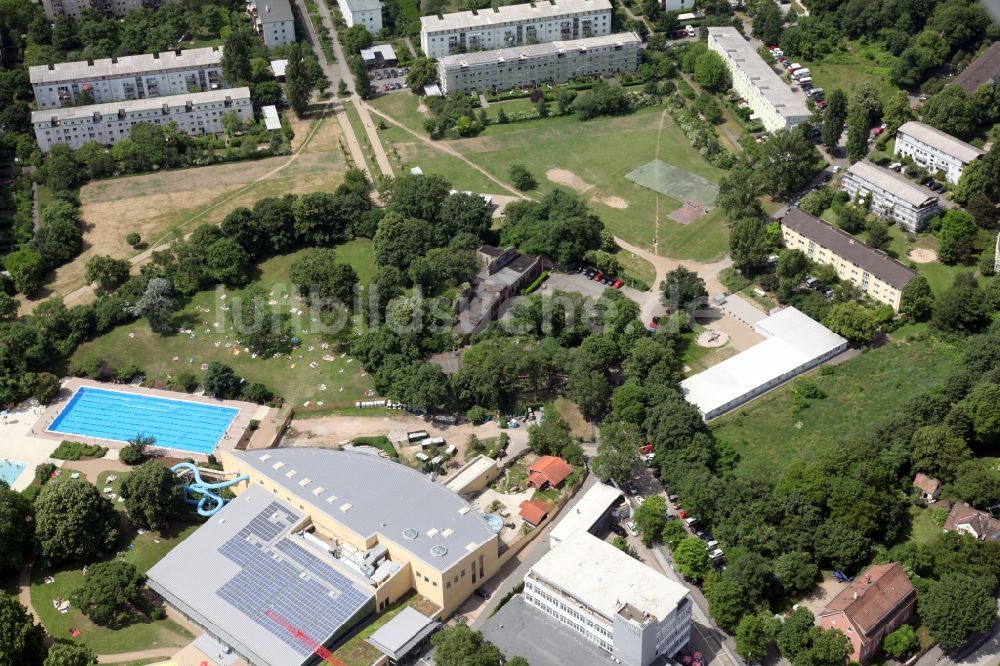 Mainz von oben - Schwimmbecken des Freibades Taubertsbergbad im Stadtteil Hartenberg-Münchfeld in Mainz im Bundesland Rheinland-Pfalz, Deutschland