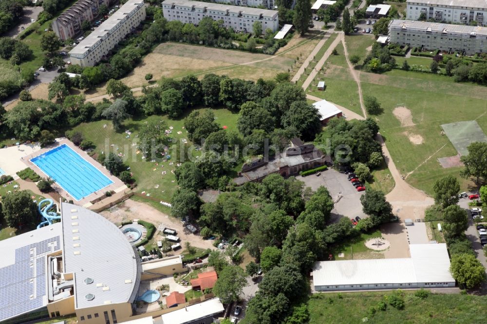 Mainz aus der Vogelperspektive: Schwimmbecken des Freibades Taubertsbergbad im Stadtteil Hartenberg-Münchfeld in Mainz im Bundesland Rheinland-Pfalz, Deutschland