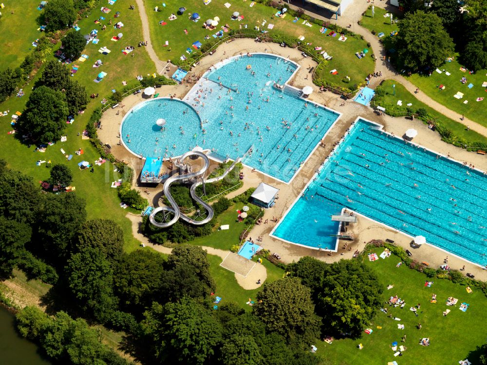 Luftaufnahme Tübingen - Schwimmbecken des Freibades Tübingen in Tübingen im Bundesland Baden-Württemberg, Deutschland